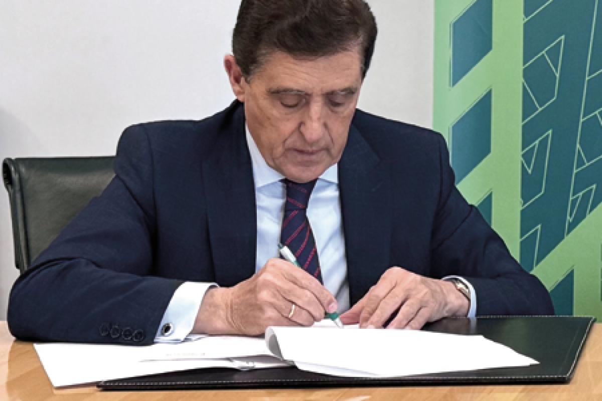 Carlos Martínez firmando el convenio