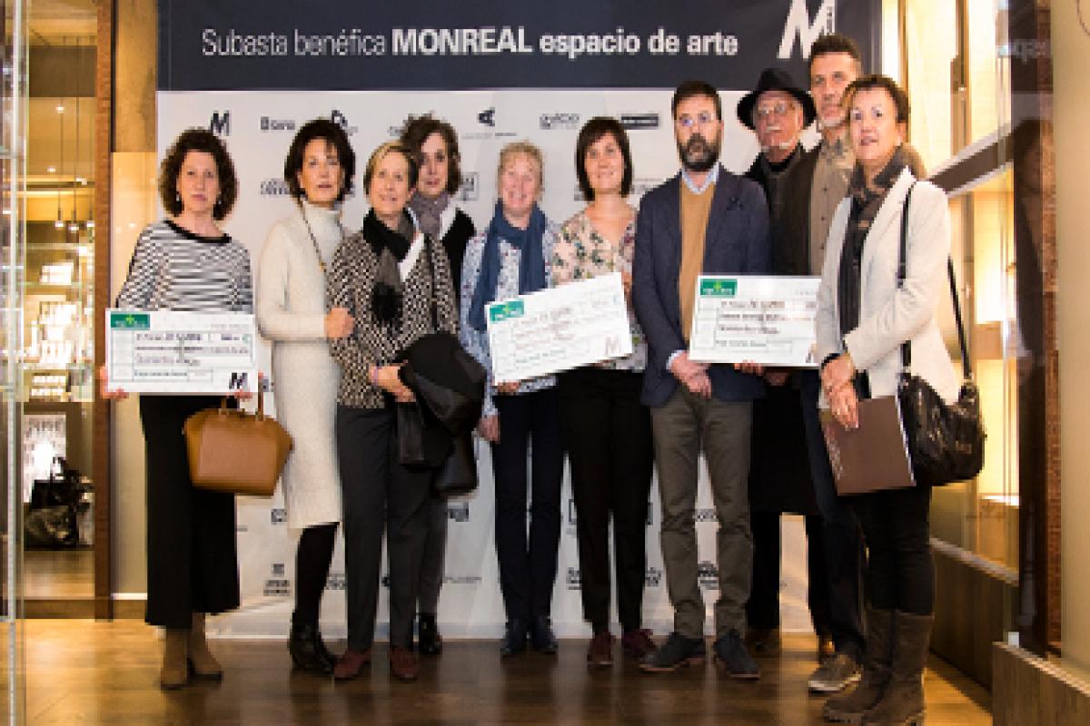 En la entrega de la recaudación subasta solidaria Monreal y Caja Rural de Soria