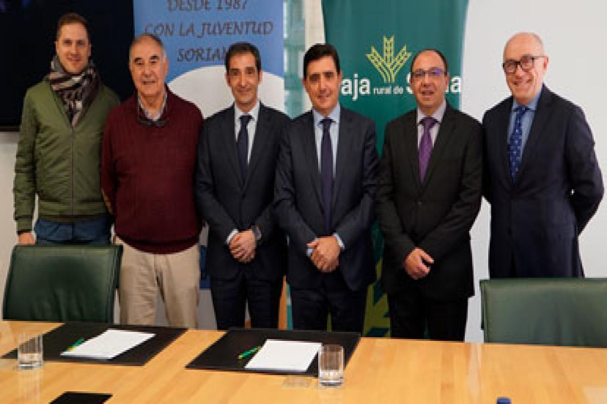 Representantes de ambas entidades durante la firma del convenio de colaboración