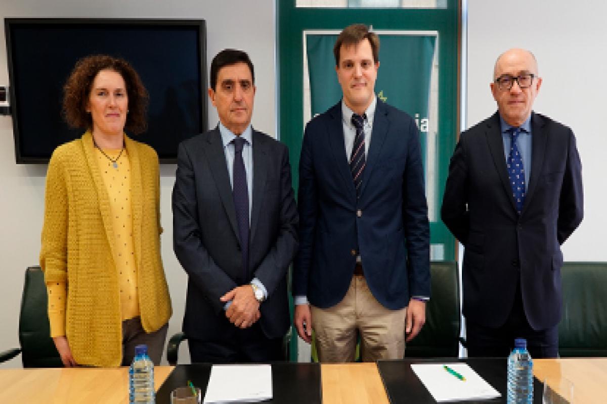 Representantes de ambas entidades durante la firma del convenio de colaboración