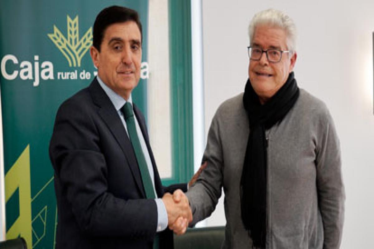 Representantes de ambas entidades estrechan manos tras la firma del convenio de colaboración