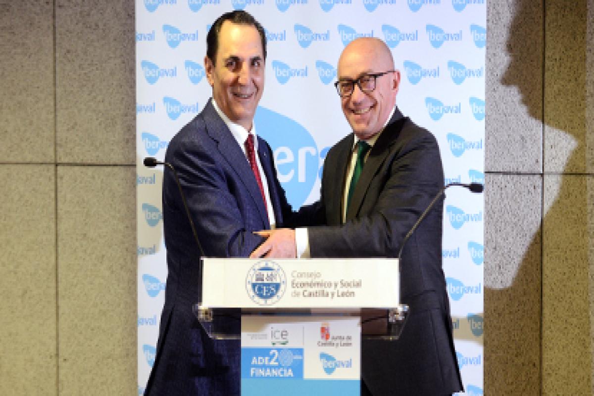 Representantes de ambas entidades estrechan manos tras la firma del convenio de colaboración