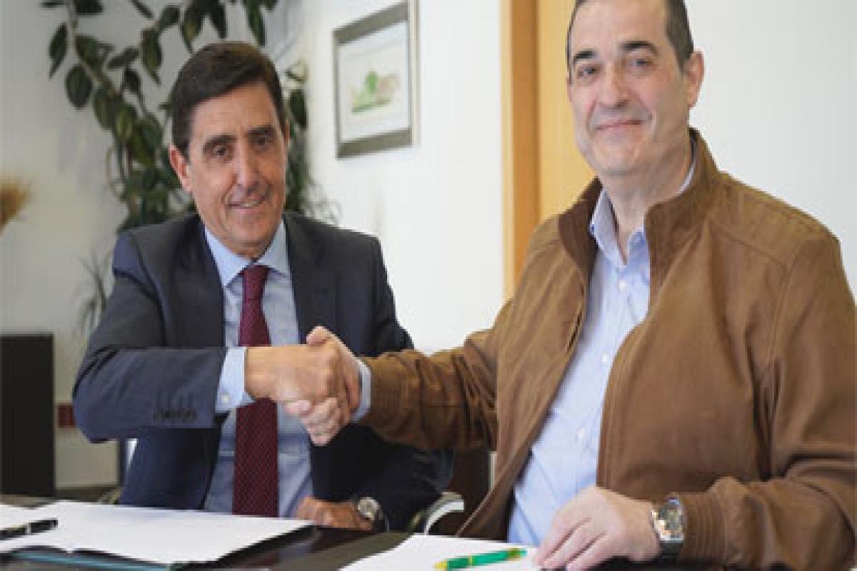 Representantes de ambas entidades estrechan manos tras la firma del convenio de colaboración