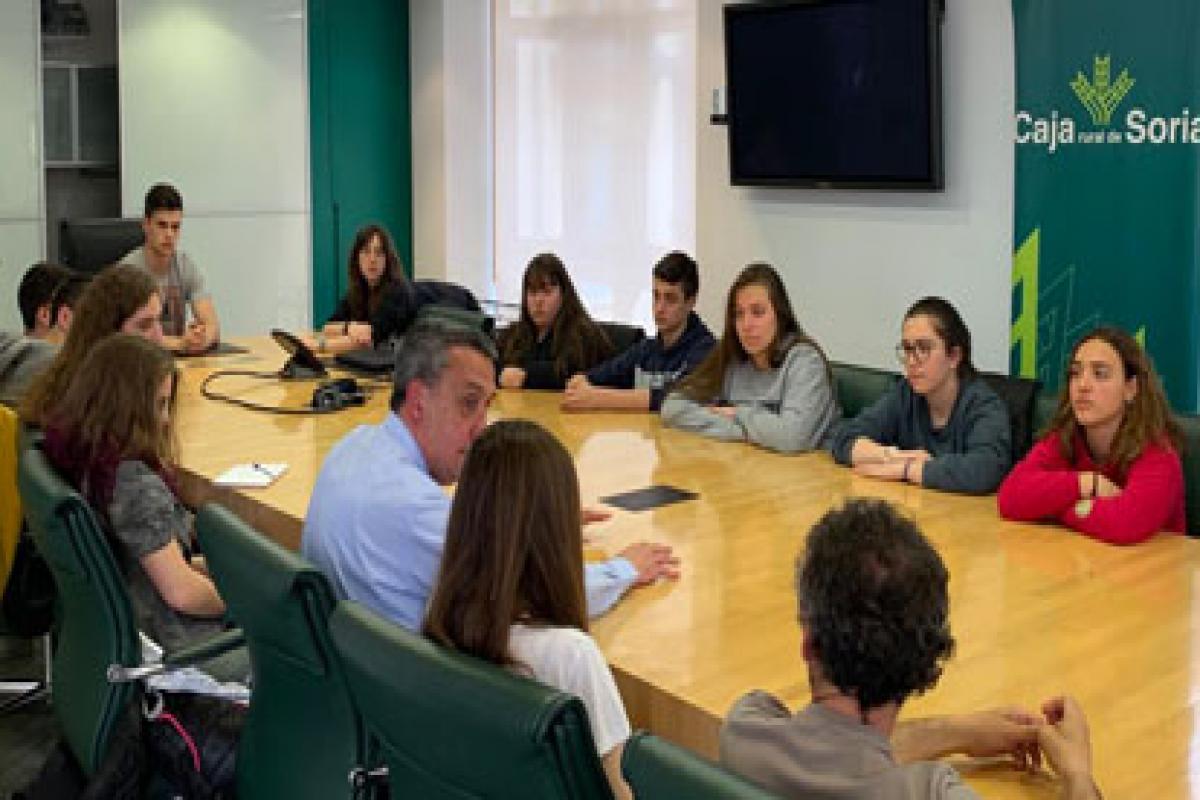 Visita estudiantes IES Antonio Machado a las instalaciones de Caja Rural de Soria