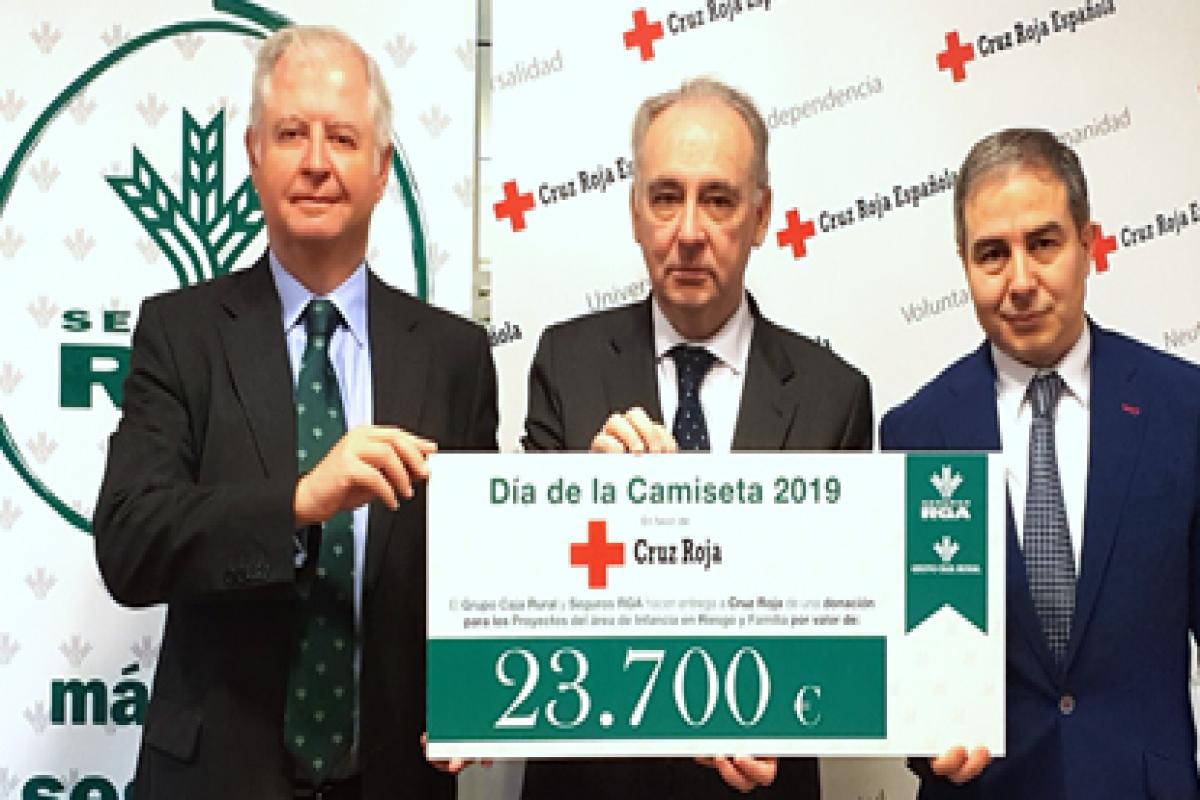 Raúl Sánchez Lorenzo, secretario general de la Asociación Española de Cajas Rurales; Pablo González de Castejón, director general de Seguros RGA y Leopoldo Pérez Suárez, secretario general de Cruz Roja. Entrega simbólica de 23.700 del grupo Caja Rural a Cruz Roja