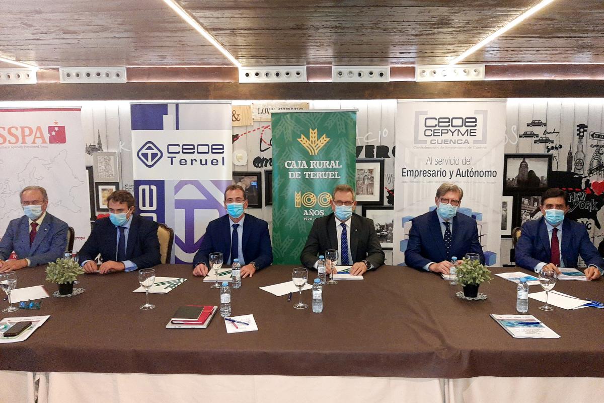 Representantes de todas las entidades durante la reunion para mantener la colaboracion con las Cajas Rurales 