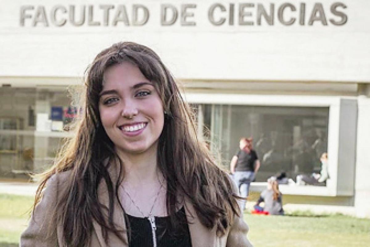 Irene Martín García premiada con el mejor trabajo de fin de grado, un proyecto sobre la lumbalgia. 