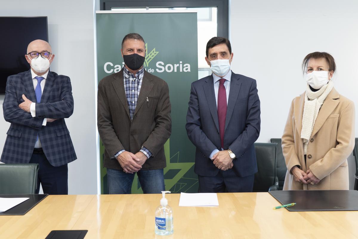 Personalidades de ambas instituciones trás la firma del convenio de colaboración entre Caja Rural de Soria y la Asociación de familiares de Alzheimer de Soria. 