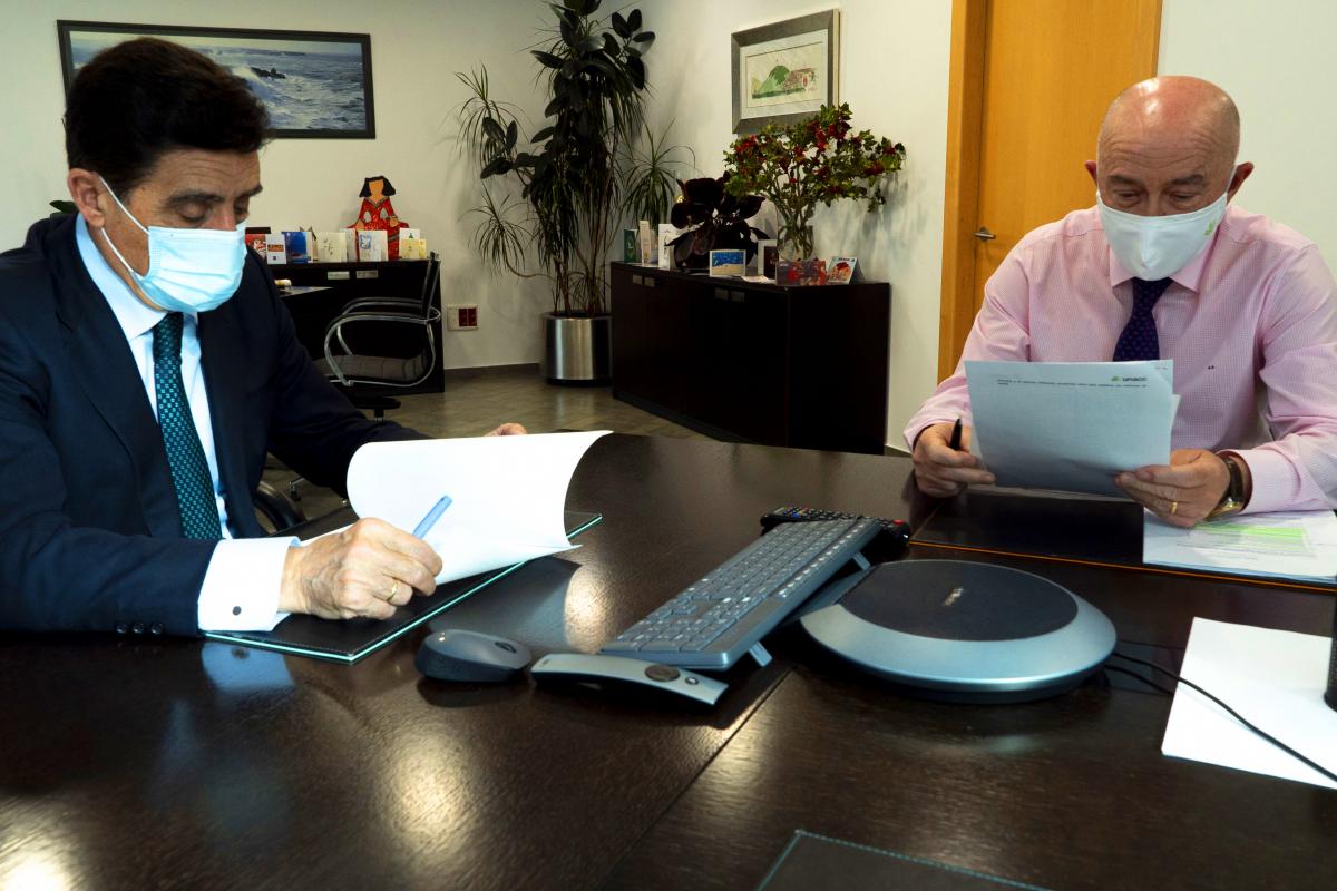 Director general y presidente de Caja Rural de Soria, estudian los datos publicados por el Banco de España.