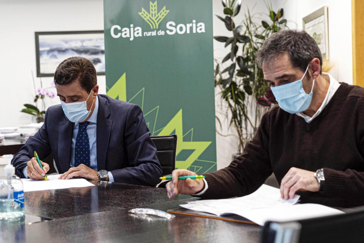 Presidente de Caja Rural de Soria D. Carlos Martínez firmando convenio junto al presidente de FC Calasanz  