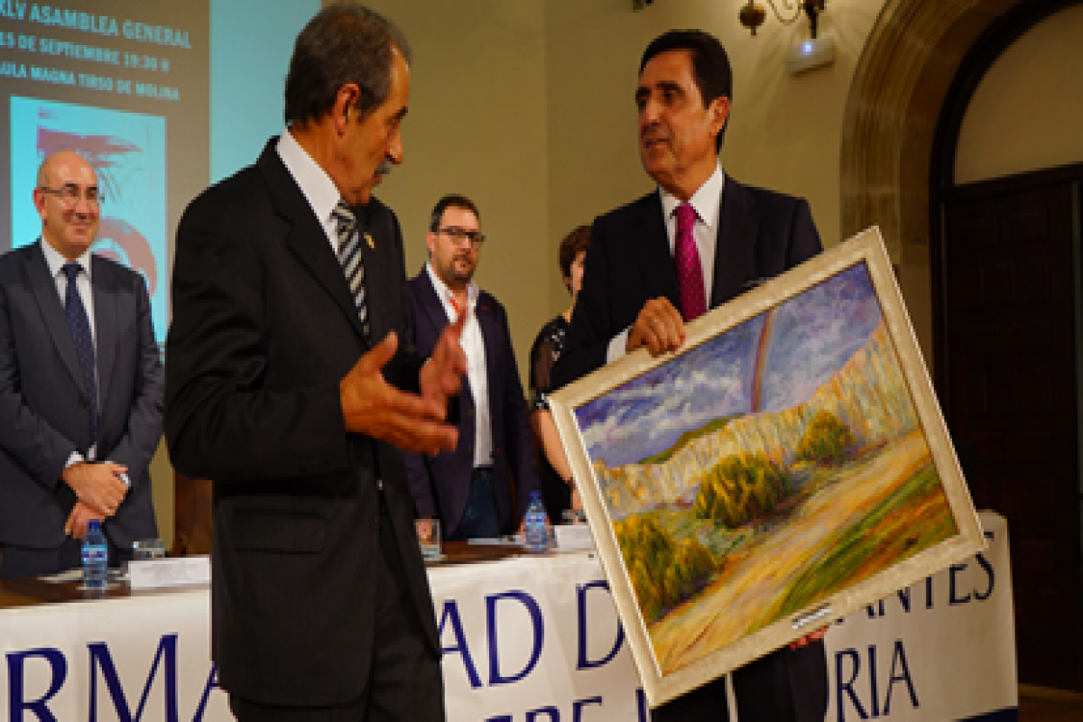 Recoge el reconocimiento Carlos Martínez, Presidente de Caja Rural de manos Gracias del Presidente de la Hermandad de Donantes de Sangre, José Luis Molina.