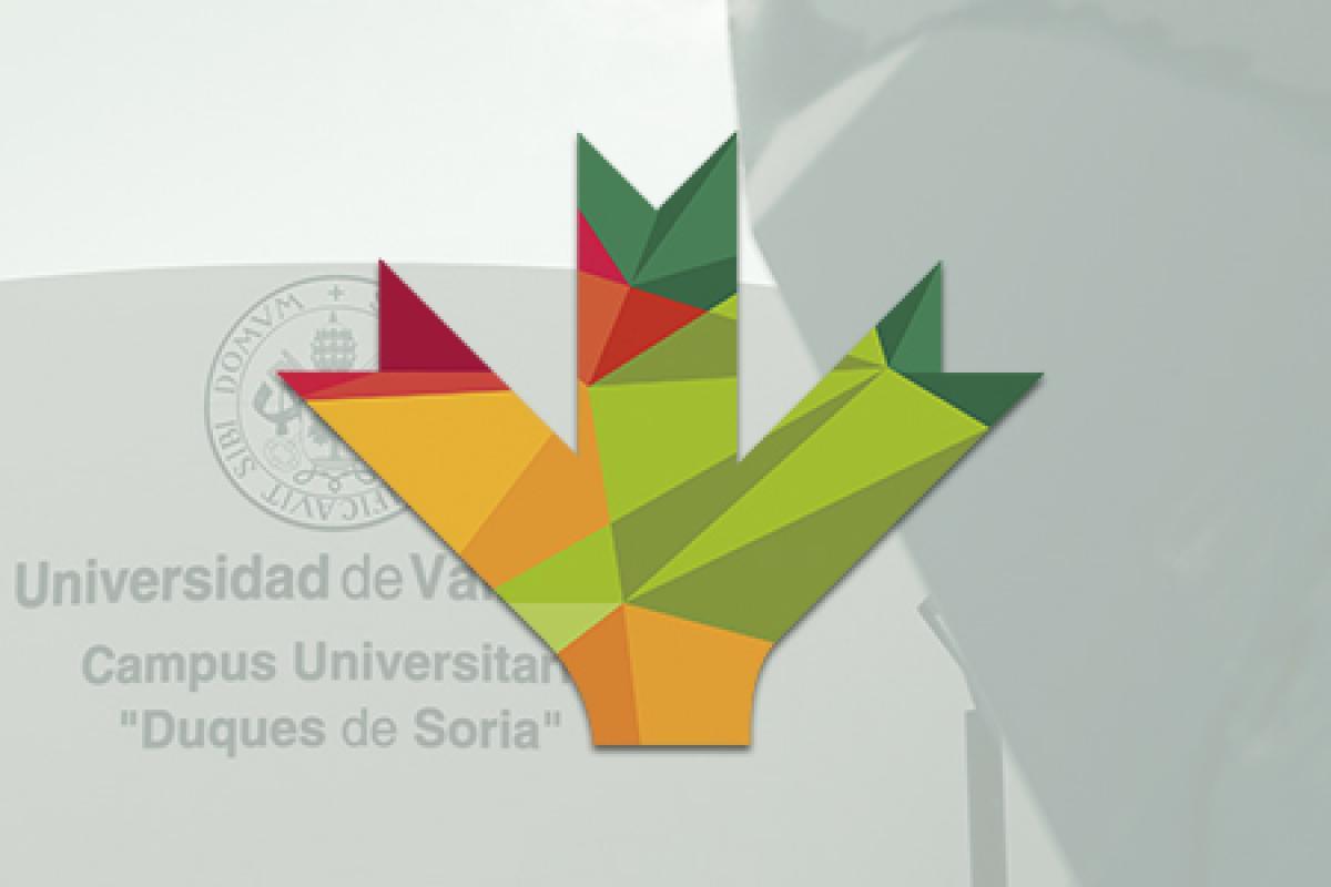Logotipo Cátedra, espiga multicolor, sobre detalle del Campus Universitario Duques de Soria. 