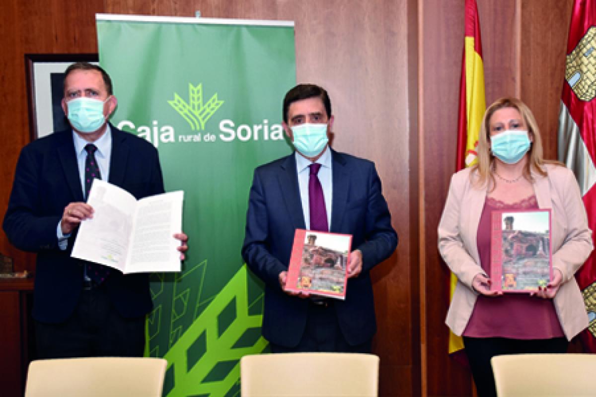 Delegado Eduación de la Junta de Castilla y León y Presidente de Caja Rural de Soria D. Carlos Martínez Izquierdo mostrando Convenio