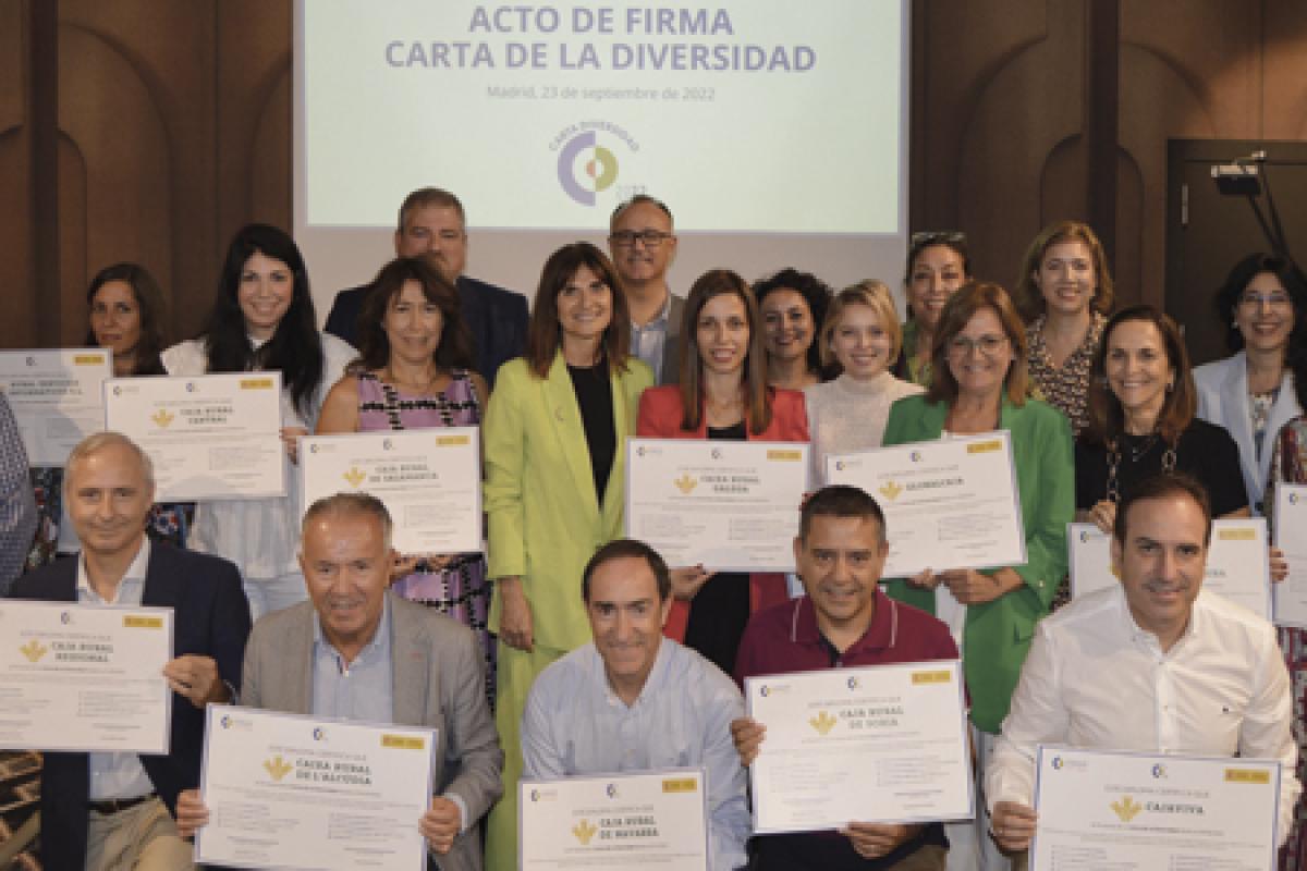 Representantes de RRHH de las diferentes Cajas Rurales posan con el diploma de Diversidad