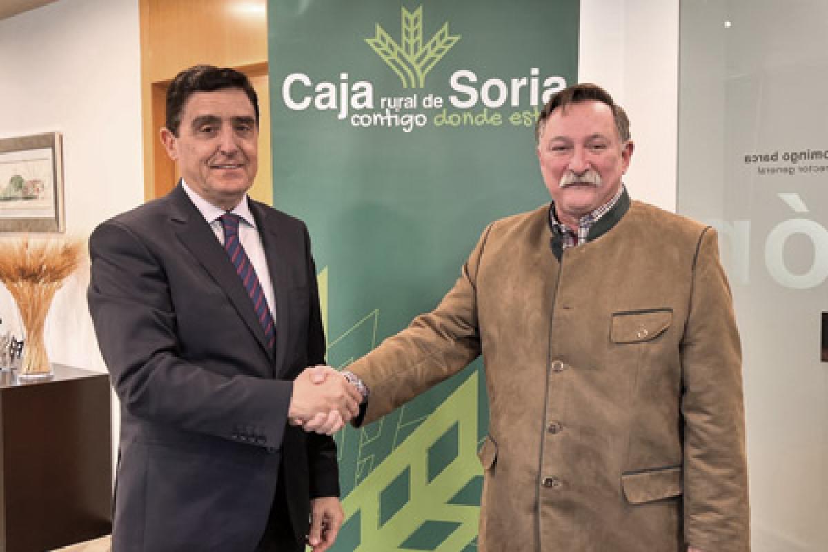 El presidente de Caja Rural de Soria, Carlos Martínez Izquierdo y Jesús Dolado presidente de la Asociación Retógenes posan estrechándose la mano.