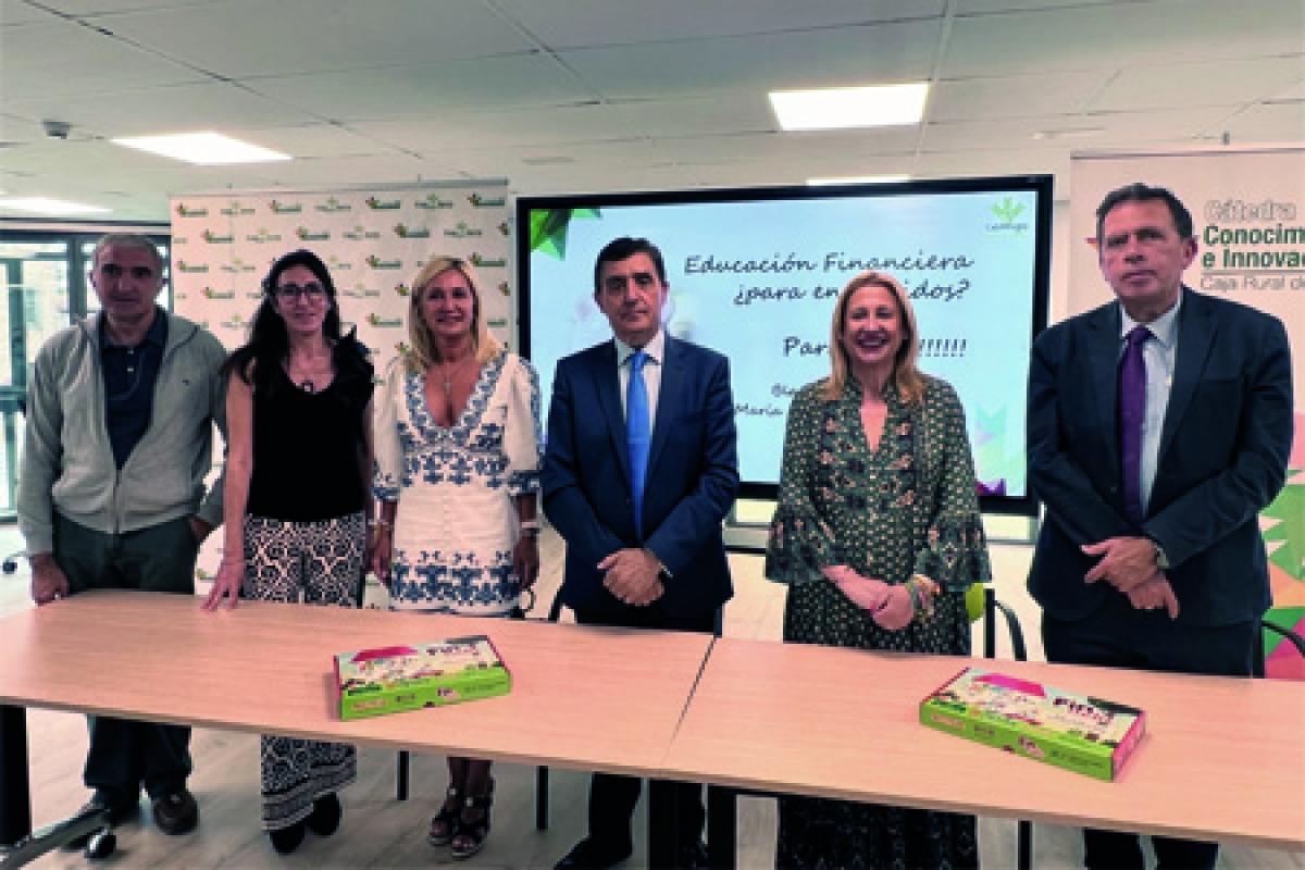IMPULSO DE LA EDUCACIÓN FINANCIERA ENTRE LOS JÓVENES Carlos Martínez, Presidente de Caja Rural de Soria, Yolanda de Gregorio, Delegada de la Junta de Castilla y León, Blanca García, Directora de la Cátedra de Conocimiento e Innovación CRS y Javier Barrio, Director Provincial de Educación posan en el Aula de Formación Financiera