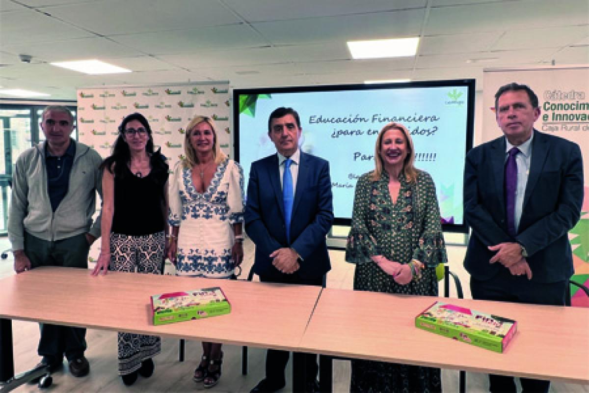 Carlos Martínez, Presidente de Caja Rural de Soria, Yolanda de Gregorio, Delegada de la Junta de Castilla y León, Blanca García, Directora de la Cátedra de Conocimiento e Innovación CRS y Javier Barrio, Director Provincial de Educación posan en el Aula de Formación Financiera