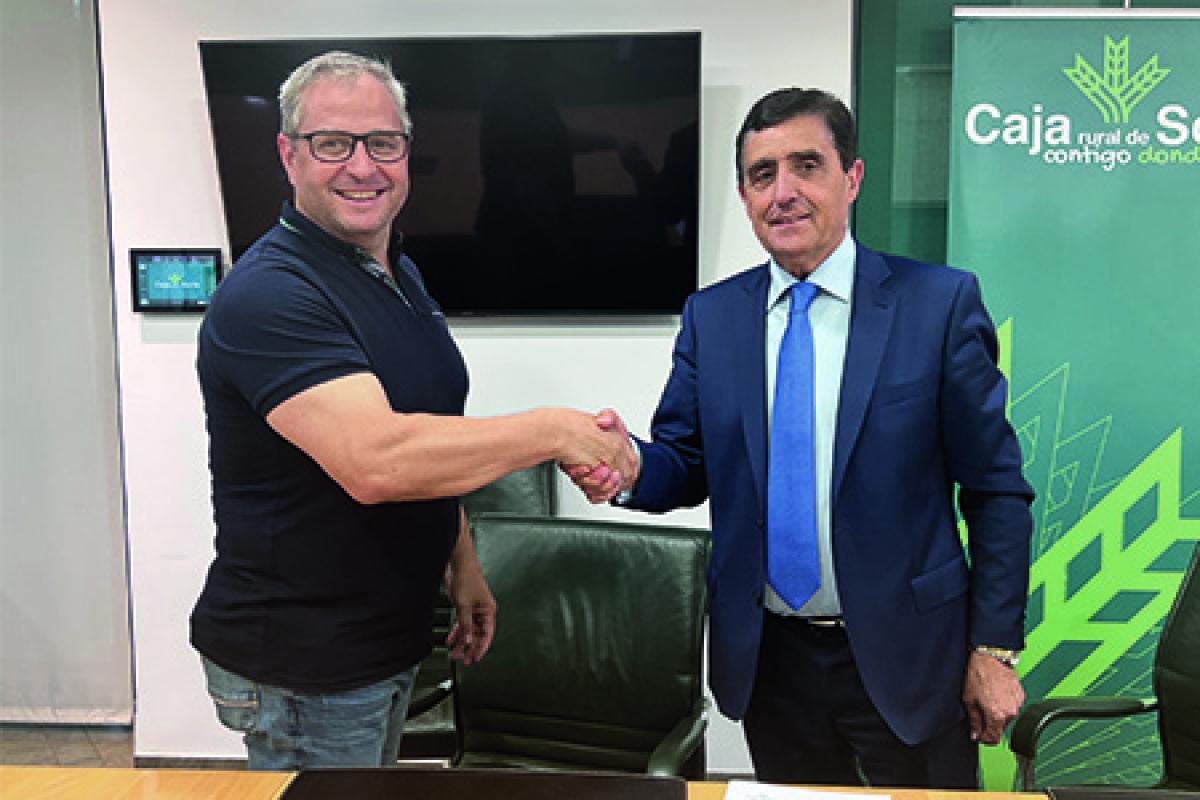 Carlos Martínez, presidente de Caja Rural de Soria y Alfredo Cabrerizo, presidente del Club Voleibol Río Duero se estrechan la mano