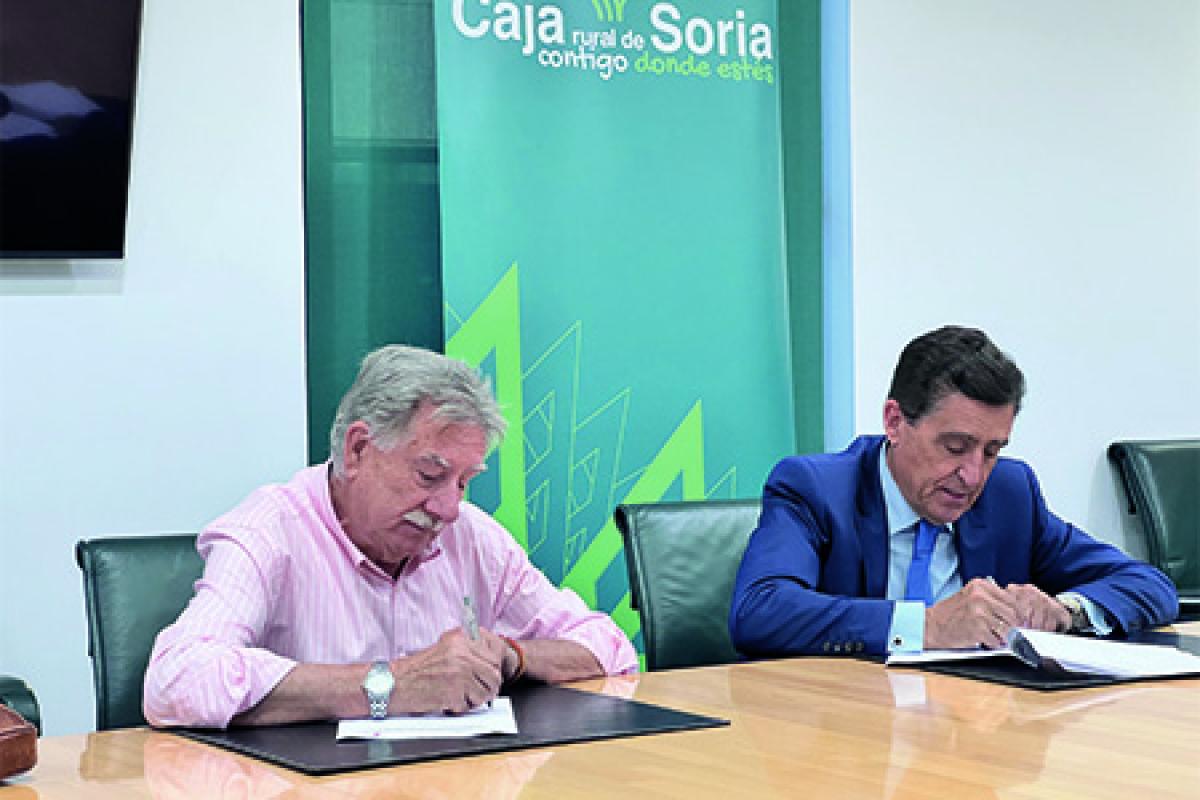 Carlos Martínez Izquierdo, presidente del Consejo Rector de Caja Rural de Soria y José Luis García Romero, presidente de la Asociación Soriana de Ayuda a las Personas con Discapacidad Intelectual y sus familias (A.S.A.M.I.S) firman el convenio.