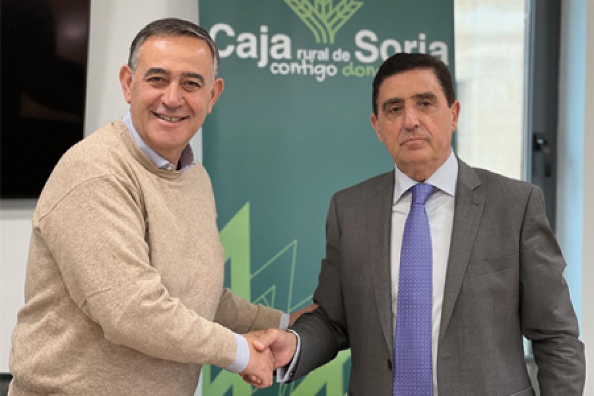 Carlos Martínez Izquierdo, presidente de Caja Rural de Soria, y Antonio Pardo, alcalde de El Burgo de Osma, estrechan sus manos sonrientes.