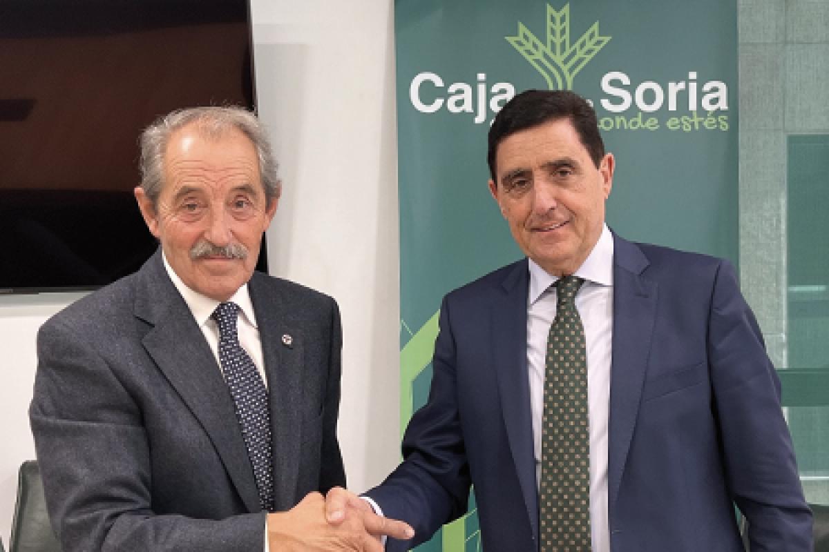 Carlos Martínez Izquierdo, presidente de la Caja Rural de Soria, y José Luis Molina, presidente de la Hermandad de Donantes de Sangre de Soria se estrechan la mano