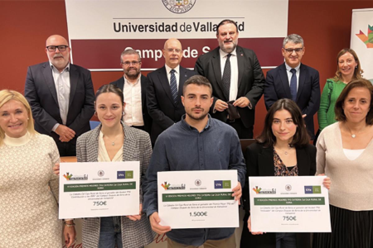 La Cátedra de Conocimiento e Innovación de Caja Rural de Soria y profesorado posan tras los ganadores de los Premios del TFG 2023