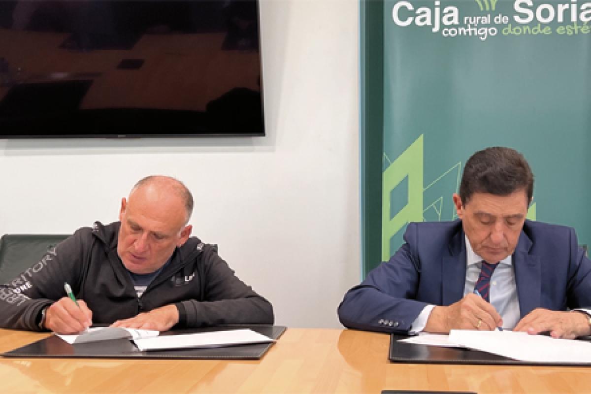 Carlos Martínez, presidente de Caja Rural de Soria, y Oscar Arancón, presidente del Banco de Alimentos de Soria, firman el convenio