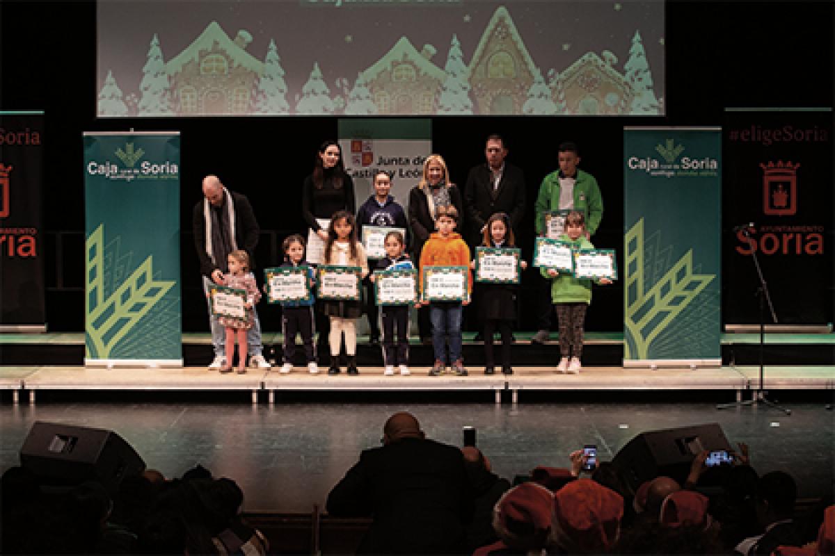 Pequepostal Navideña año 2023 Niños ganadores y miembros de Caja Rural (María soledad soriano) y del Ministerios de Educación posan con los premios