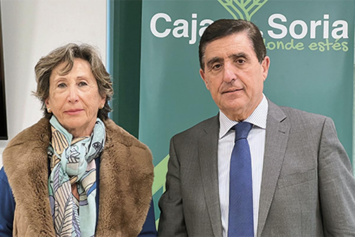 CONVENIO ENTRE LA CAJA Y EL CLUB DE GOLF SORIA 2024 Carlos Martínez Izquierdo, presidente de Caja Rural de Soria, y Gloria Martínez, presidenta del Club de Golf Soria posan frente a la cámara.