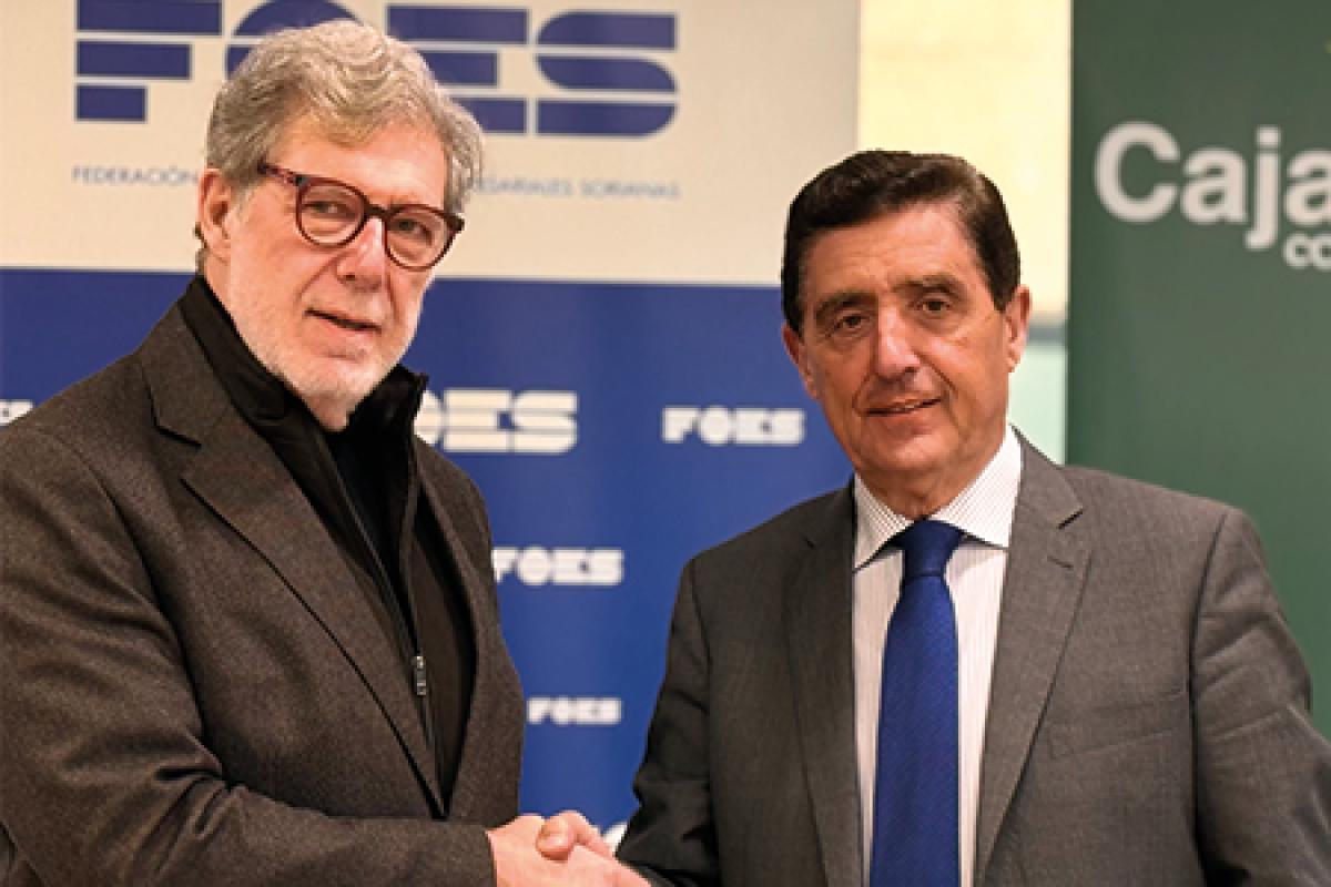 Carlos Martínez Izquierdo, presidente de Caja Rural de Soria, y Santiago Aparicio, presidente de FOES se estrechan la mano