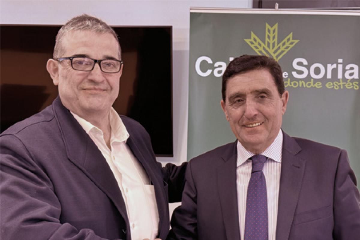 Carlos Martínez, presidente de Caja Rural de Soria y  Alberto Santamaría, presidente de la Cámara se estrechan la mano