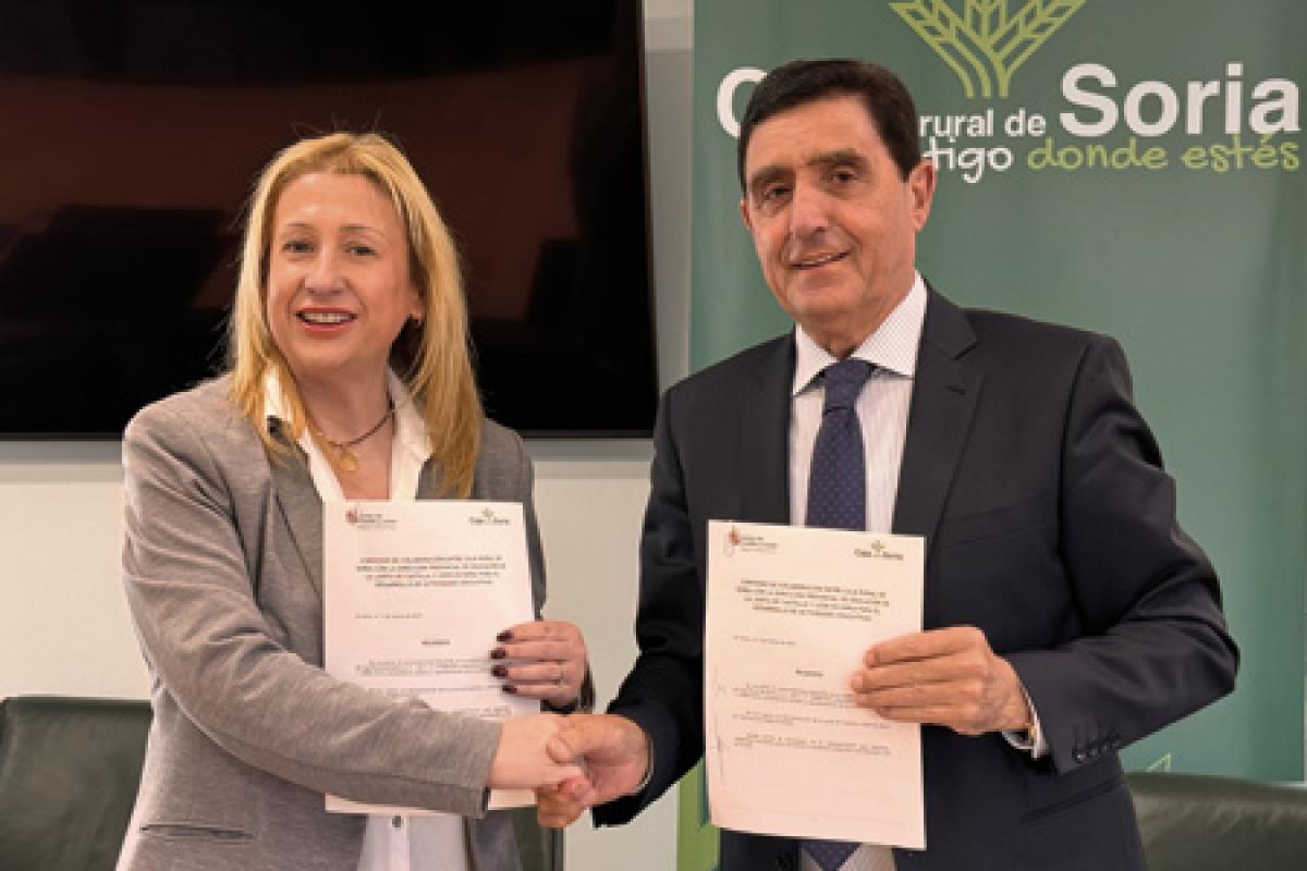 Carlos Martínez Izquierdo, presidente de la Caja, y Yolanda de Gregorio, delegada territorial de la Junta de Castilla y León en Soria, se estrechan la mano