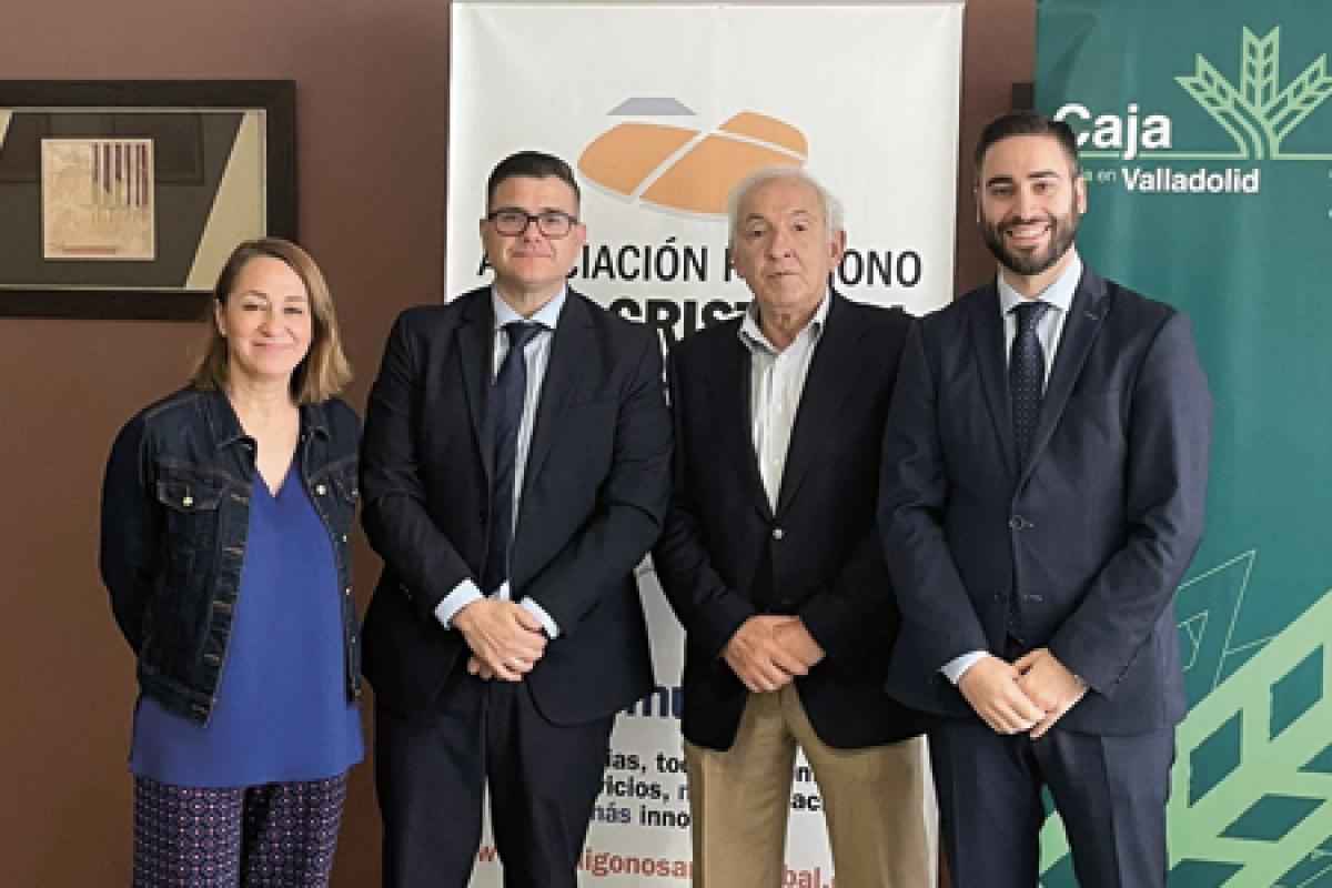 Miembros de la Asociación de Propietarios y Empresarios del Polígono San Cristóbal junto a Javier Diago, jefe de Zona de Valladolid, y Diego Peña, Director de la oficina de Paseo de Zorrilla.