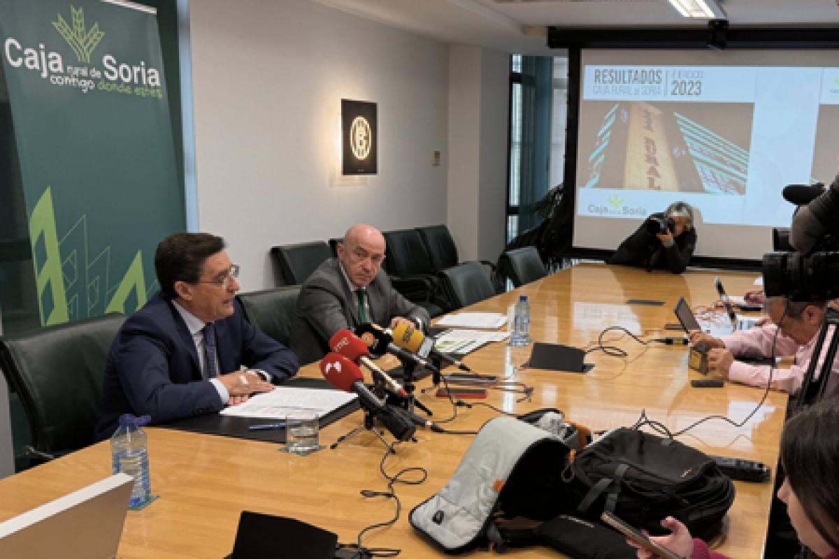 Caja Rural de Soria alcanza en 2023 un resultado consolidado después de impuestos de 21,1 millones de euros, D. Carlos Martínez, Presidente de Caja rural de Soria y Domingo Barca Director General de Caja Rural de Soria presentan los resultados de 2023