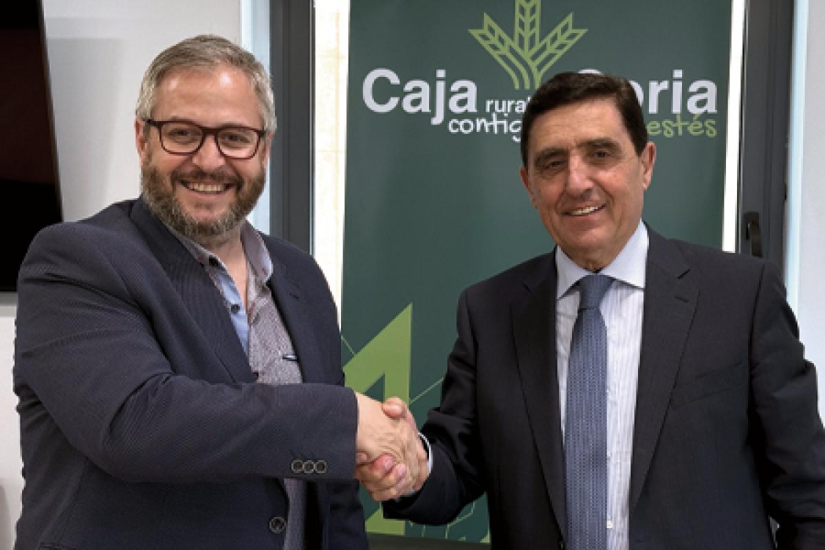 Carlos Martínez, presidente de Caja Rural, y Alfredo Cabrerizo, presidente del Club Voleibol Río Duero se estrechan las manos