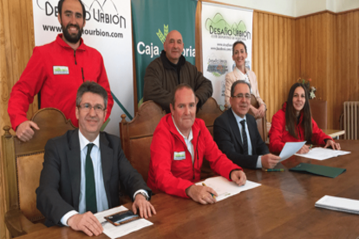 Rperesentantes durante la firma del convenio de colaboración Rperesentantes durante la firma del convenio de colaboración