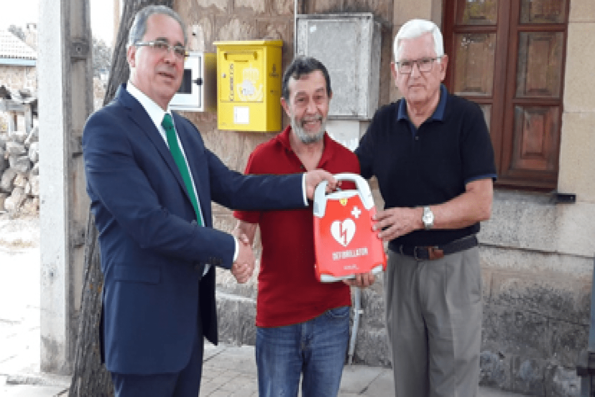 Manuel Rodrigo, presidente de la asociación de vecinos de Pedrajas, Tomas Mugarza, Responsable de Instuciones de Caja Rural y el Dr Ruiz Liso, Director de la Fundación Científica.