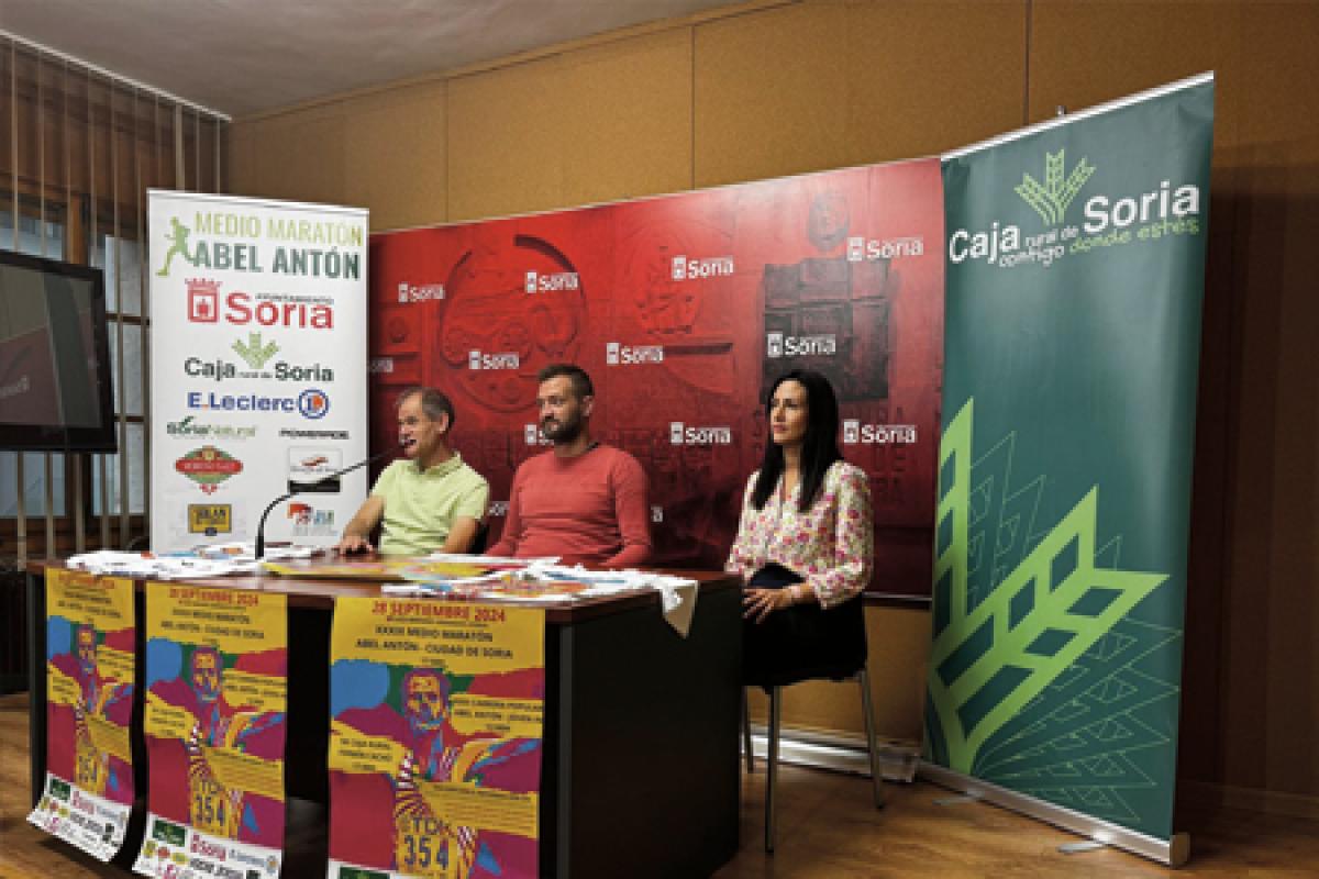 Abel Antón, organizador de la carrera; Manu Salvador, concejal de Deportes del Ayuntamiento de Soria; y Soledad Soriano, en representación de la Caja