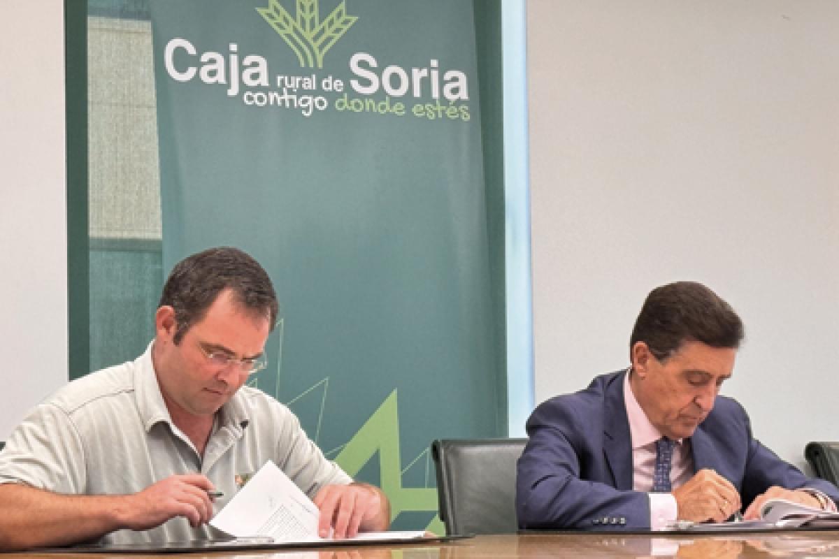 Ramsés López, presidente del Club de Golf de Soria, y Carlos Martínez Izquierdo, presidente de nuestra entidad firmando