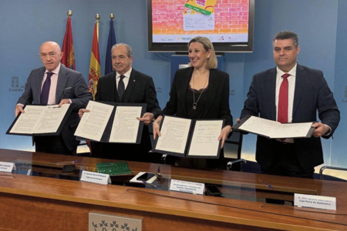 A partir de ahora, todos los clientes de Caja Rural de Soria entre 14 y 30 años, ambos inclusive, dispondrán del Carné Joven Europeo de manera completamente gratuita con una amplia gama de beneficios vicepresidenta y consejera de Familia e Igualdad de Oportunidades, Dña. Mª Isabel Blanco Llamas y el Director General, Domingo Barca; así como la de los Directores de Caja Rural de Zamora y de Caja Rural de Salamanca posan con el convenio firmado