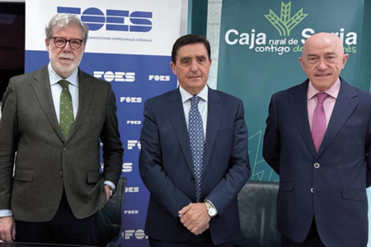 El encuentro sirvió como espacio de diálogo para valorar la situación actual del entorno empresarial y reafirmar el compromiso de ambas entidades con el desarrollo económico de Soria Carlos Martínez Izquierdo, presidente de Caja Rural de Soria, y Santiago Aparicio, presidente de FOES, acompañados por Domingo Barca, Director General de Caja Rural de Soria.
