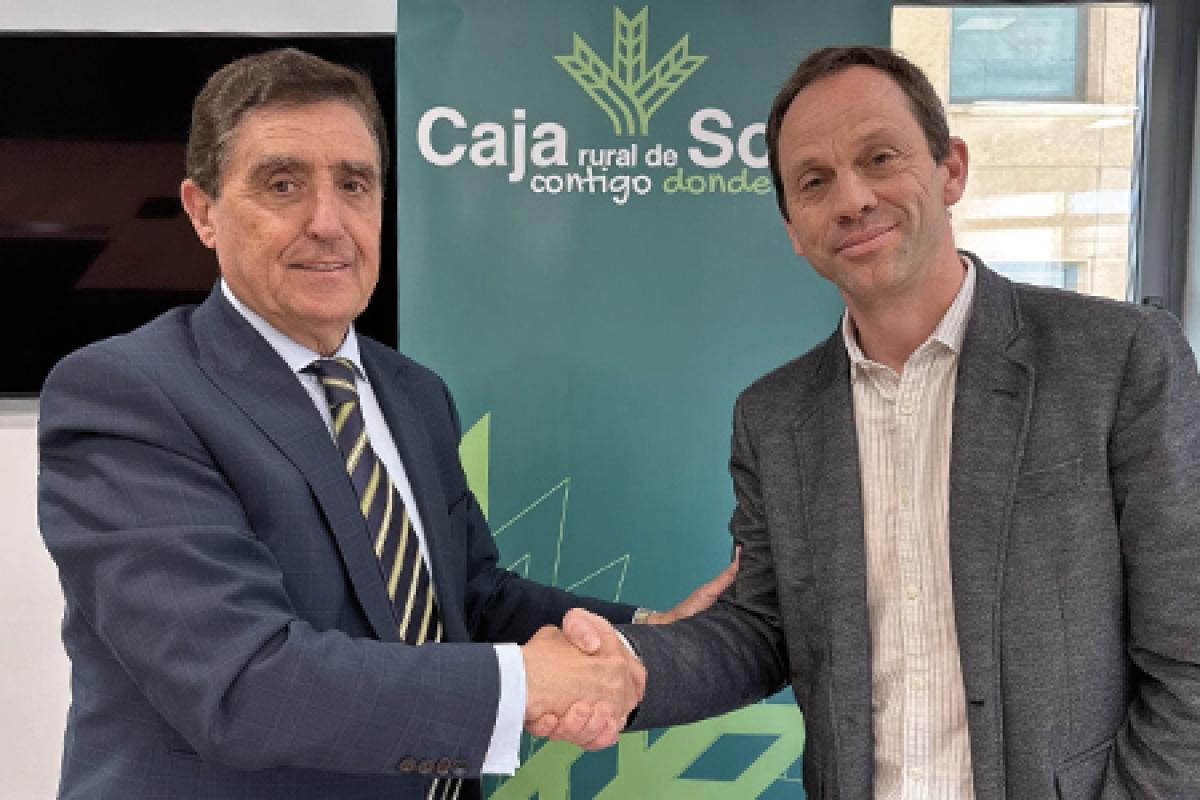 Caja Rural de Soria y el Club Soria Baloncesto han vuelto a unir fuerzas con la firma de un nuevo acuerdo de colaboración que da continuidad a una relación ya consolidada Carlos Martínez Izquierdo, presidente de Caja Rural de Soria, y Rodrigo Gómez Conejo, presidente del club Soria Baloncesto, estrechan sus manos