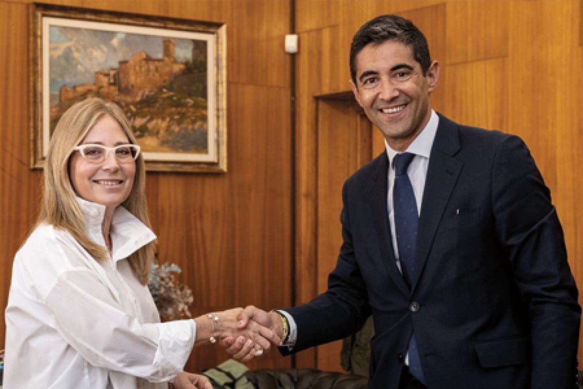 Blanca Solans, consejera de Hacienda y Fondos Europeos; Pablo Pérez Peretó, jefe de zona de la Caja en Zaragoza