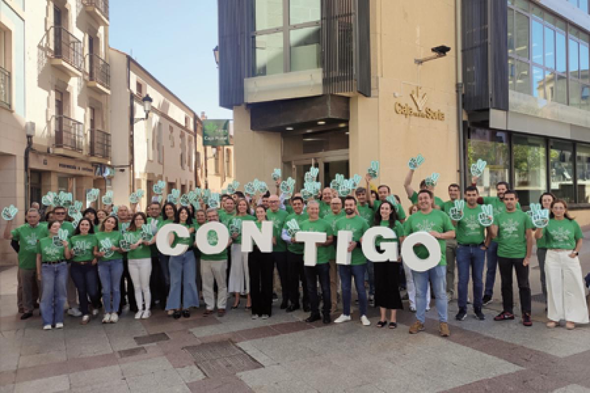 LA PLANTILLA DE CAJA RURAL D SORIA POSA FRENTE A LA CAMARA CON CAMISETAS VERDES SOLIDARIAS Y UNAS LETRAS CORPÓREAS EN LAS QUE SE LEE "CONTIGO"