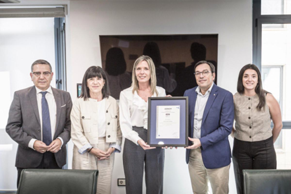 Posan con la certificación