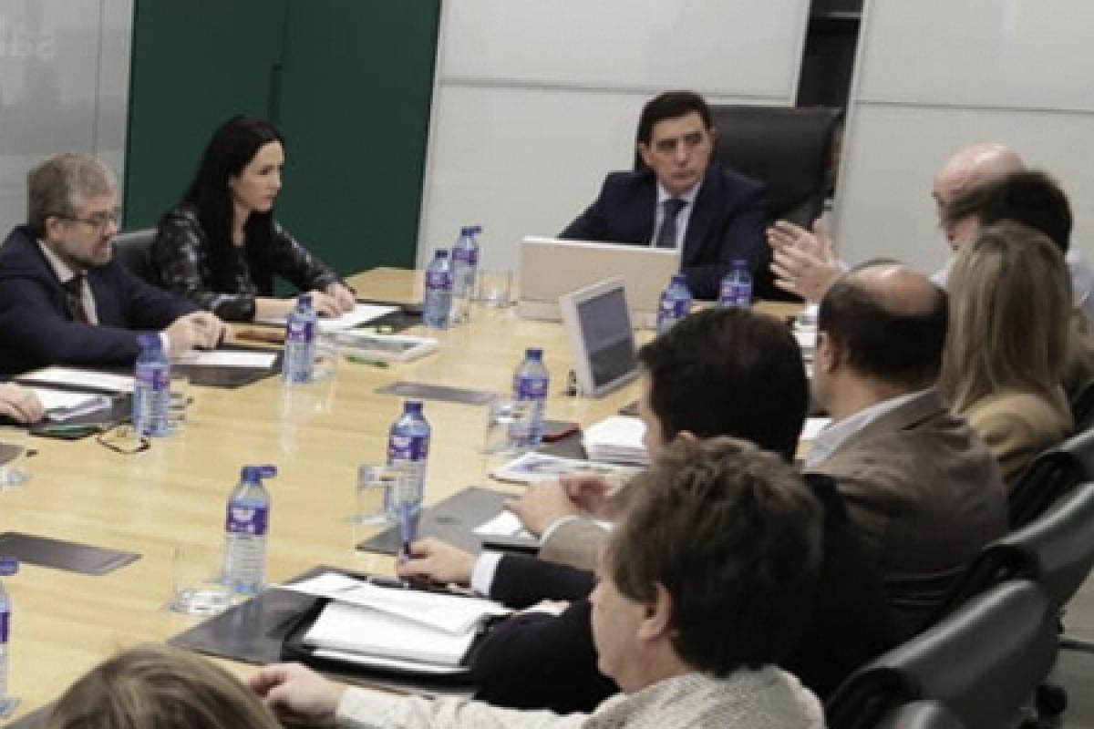 Reunidos con el personal de la Caja para el estudio de lo que comentan los grupos de interés