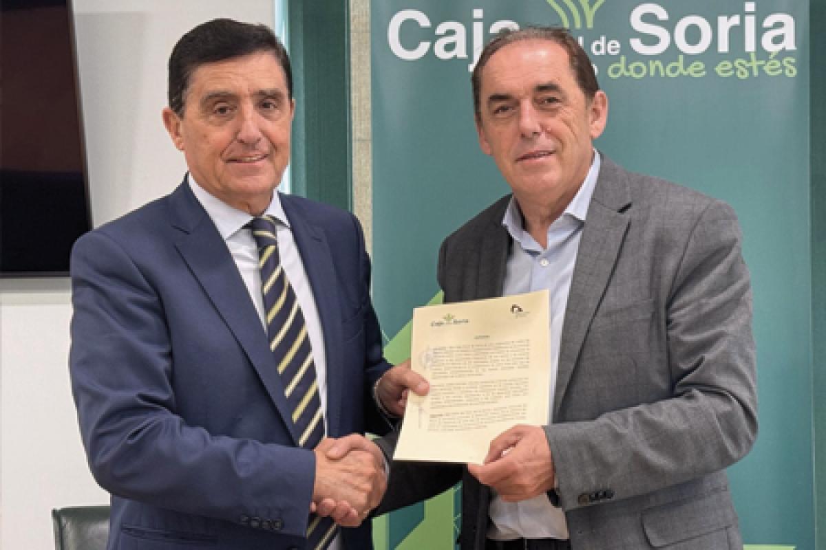 Carlos Martínez Izquierdo, presidente de Caja Rural de Soria, y Benito Serrano, presidente de la Diputación, se estrechan la mano