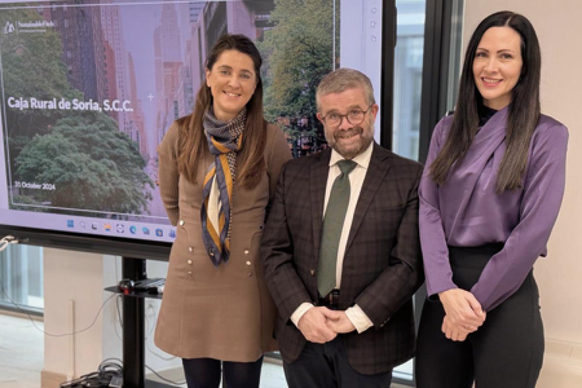 De derecha a izquierda; Mª Soledad Soriano, Javier Gracia Bernal y Mª Luisa Abarrategui posan frente a la cámara