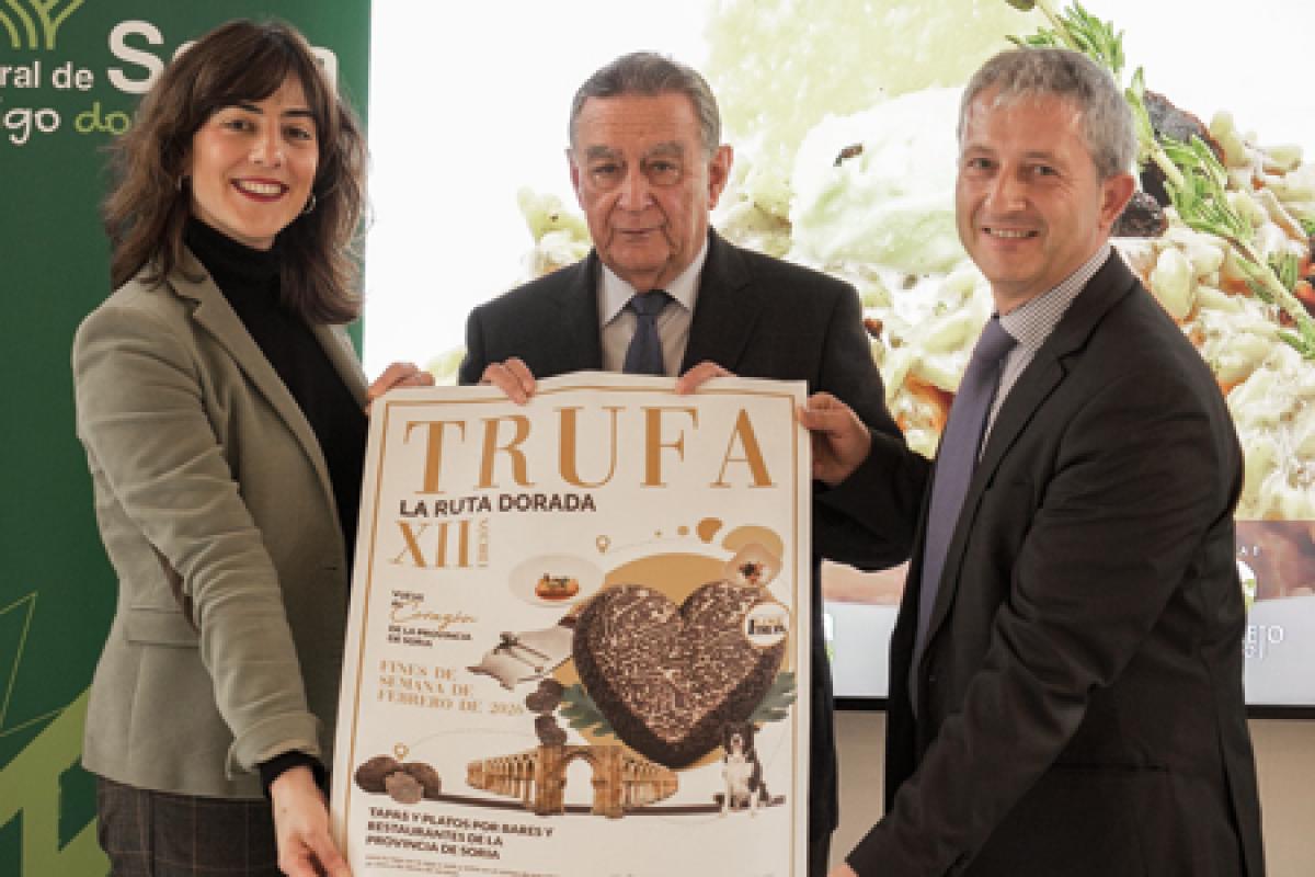 Anselmo García y José Miguel Encabo de Soriactiva presentan y sujetan un cartel de "La ruta dorada de la trufa"