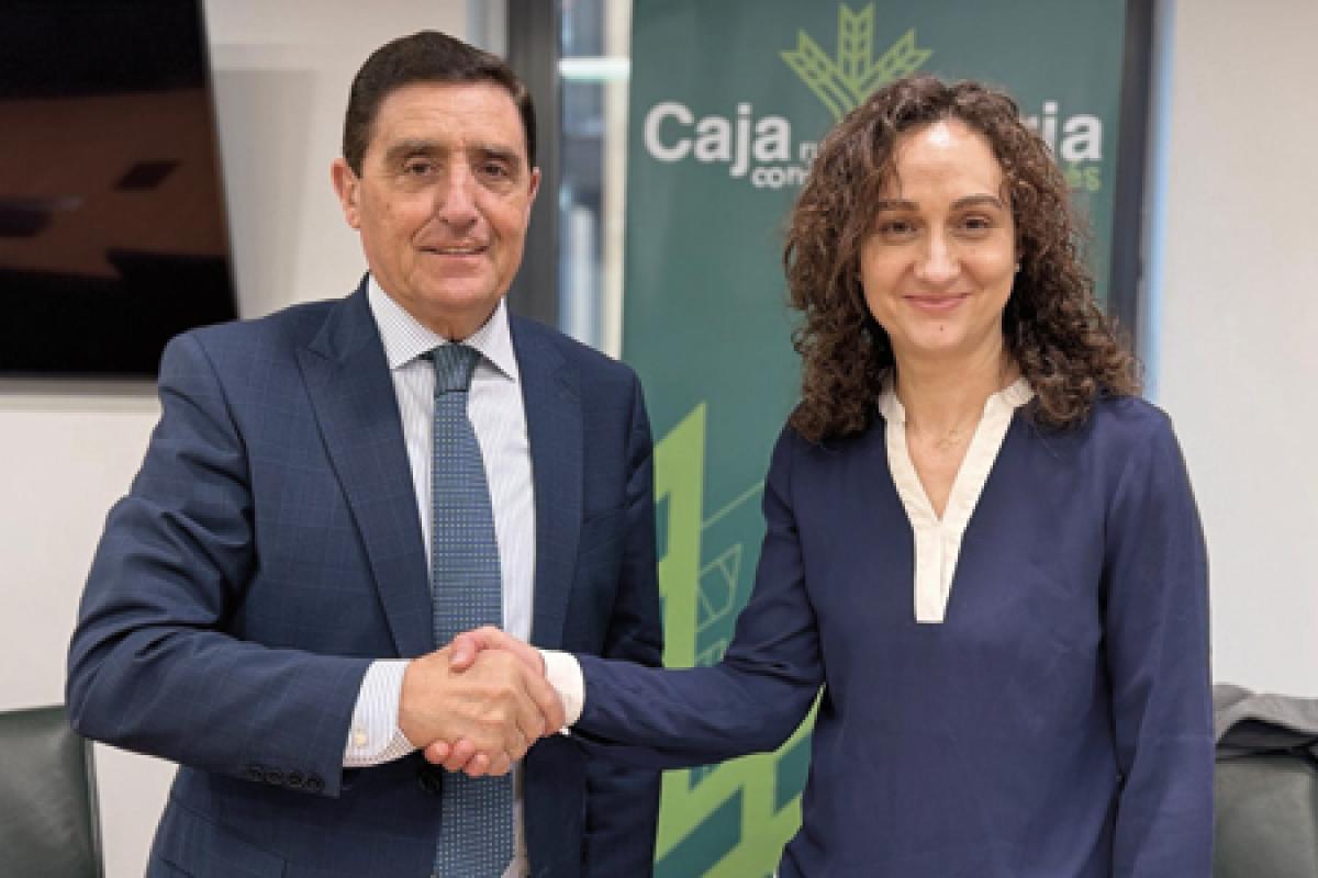Carlos Martínez Izquierdo, presidente de Caja Rural de Soria, y Carolina Romero Plazas, alcaldesa de Abejar; se estrechan las manos frente a la cámara